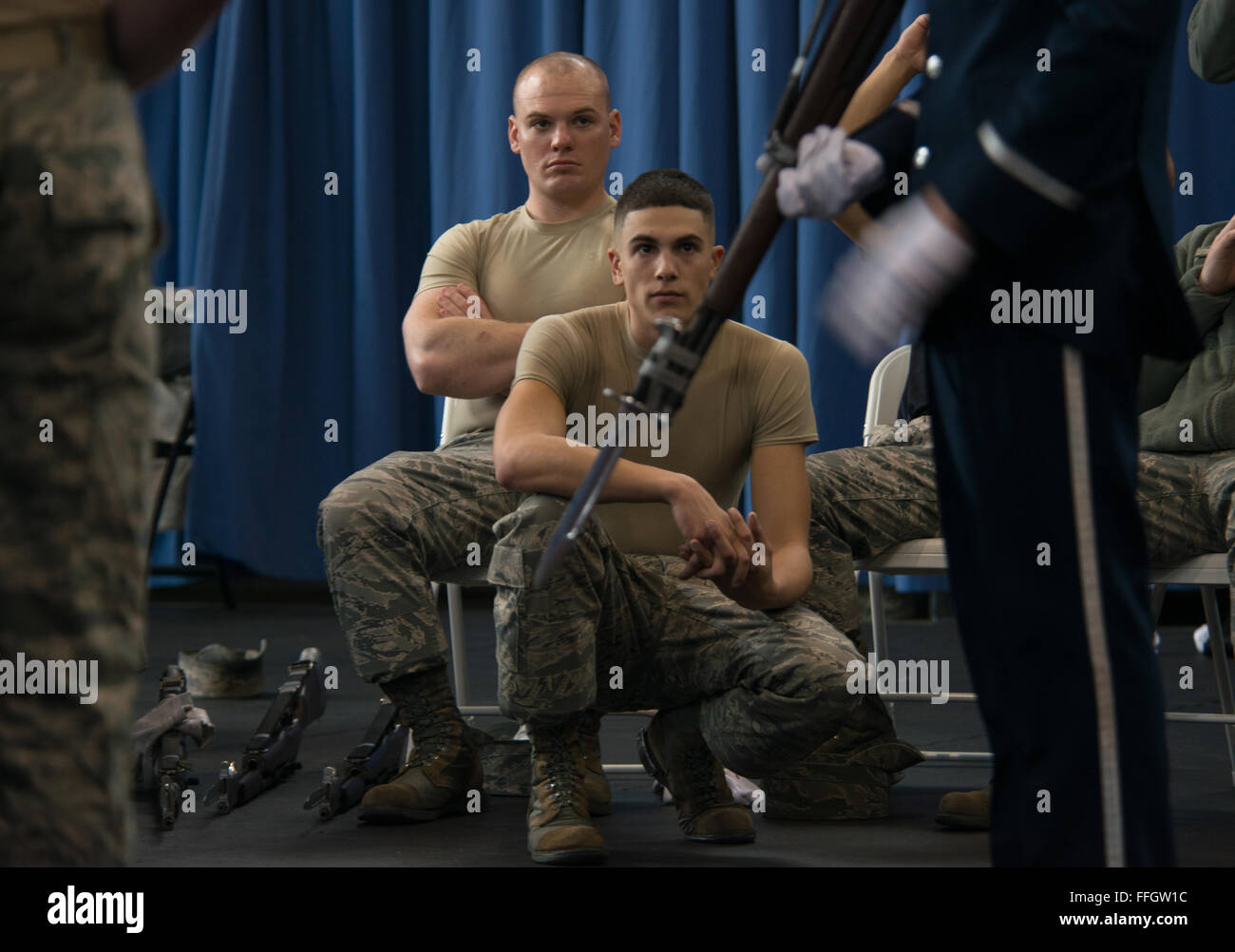 Stati Uniti Air Force Guardia d'onore trapanare i membri del team guarda su come Airman 1. Classe Larry Brown, in blu, tenta di qualificarsi per la punta del team di 4-team di fucile a base comune Anacostia-Bolling, Md. Foto Stock