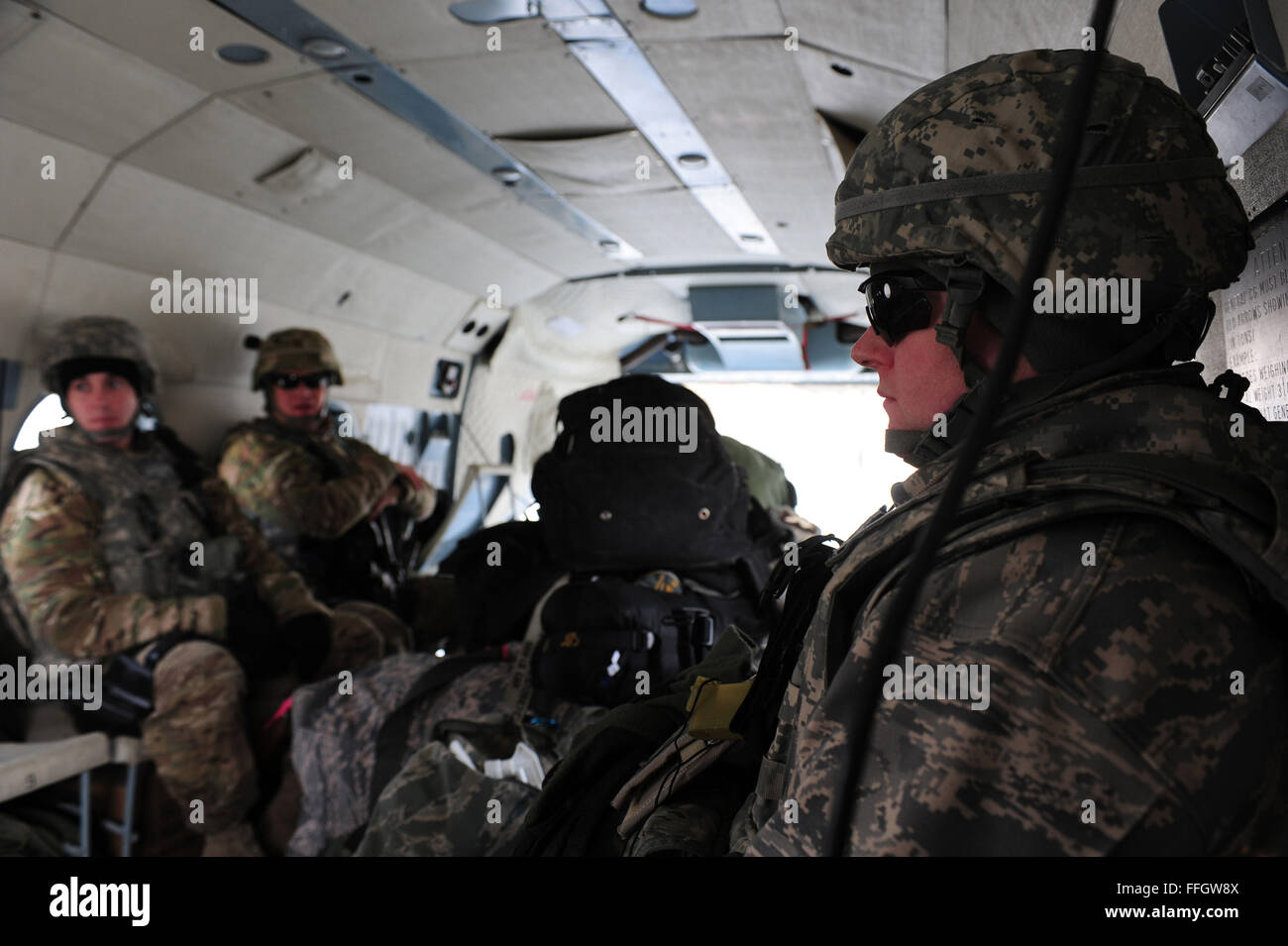 Il personale di manutenzione con il 440th aria Advisory Expeditionary Squadron ritorno su un volo da inoltrare una base operativa Fenty a Jalalabad, Afghanistan. Il manutentore ha viaggiato da Kabul International Airport per fornire consulenza e formazione di orientamento su munizioni aree di stoccaggio per Afghan Air force personale. Foto Stock