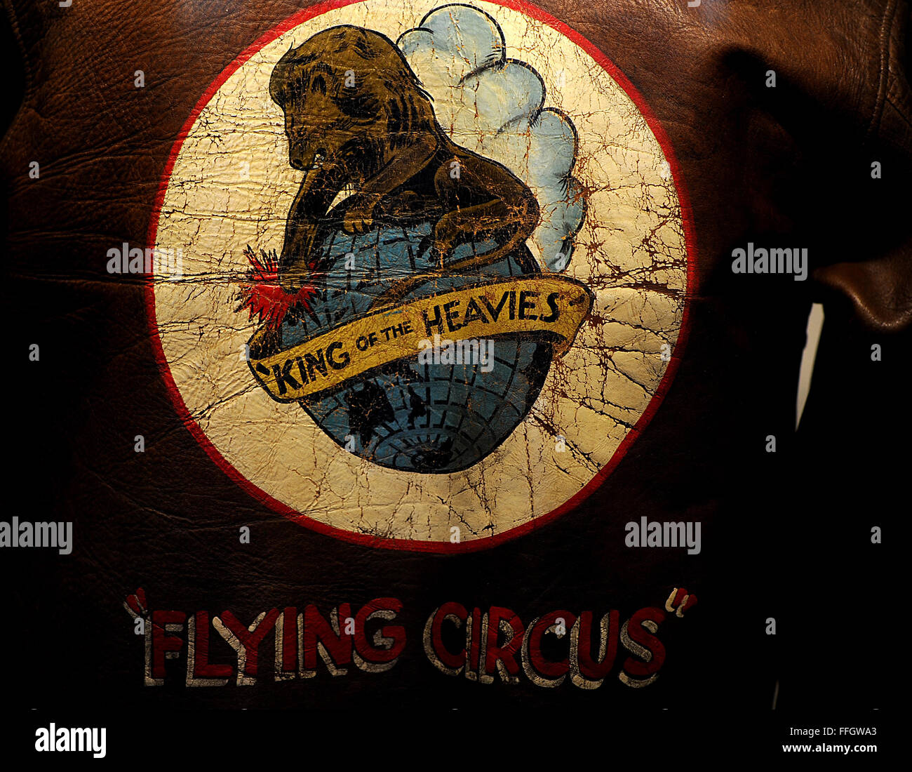 Nel 1944, il 380° Gruppo bomba ha adottato il nome 'Flying Circus.' Il donatore di questo bombardiere camicia, Max Markman, servita con il gruppo nel Pacifico come un controllo statistico ufficiale e talvolta è volato come un osservatore a B-24 missioni indossare questa giacca. Foto Stock