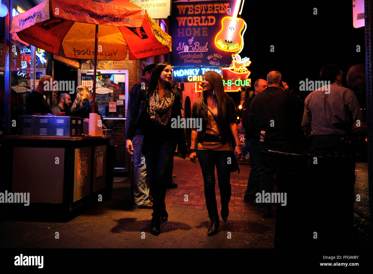 Angie Johnson cammina con un amico, Stephanie Jones, giù Broadway Avenue a Nashville, Tennessee Prima di Sidewinder video virale è andato e lei ha cominciato a comparire su "La Voce", Johnson ha trascorso molte serate di eseguire in Nashville club. Foto Stock