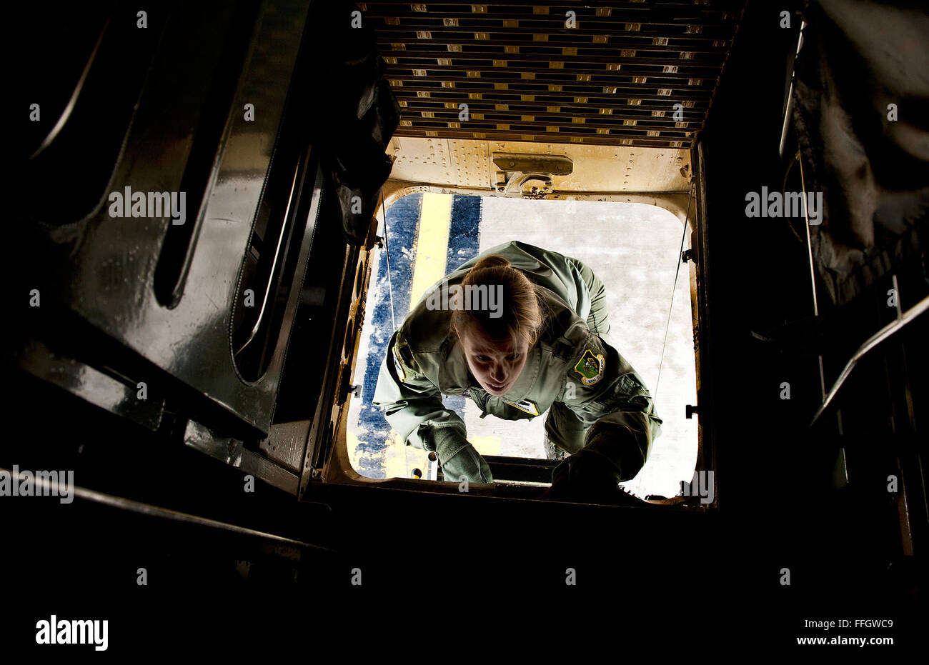 Il cap. Kim Brown, un B Stratofortress navigator, si inerpica dentro la coda n. 1040 sulla Minot Air Force Base, N.D., flightline. Foto Stock