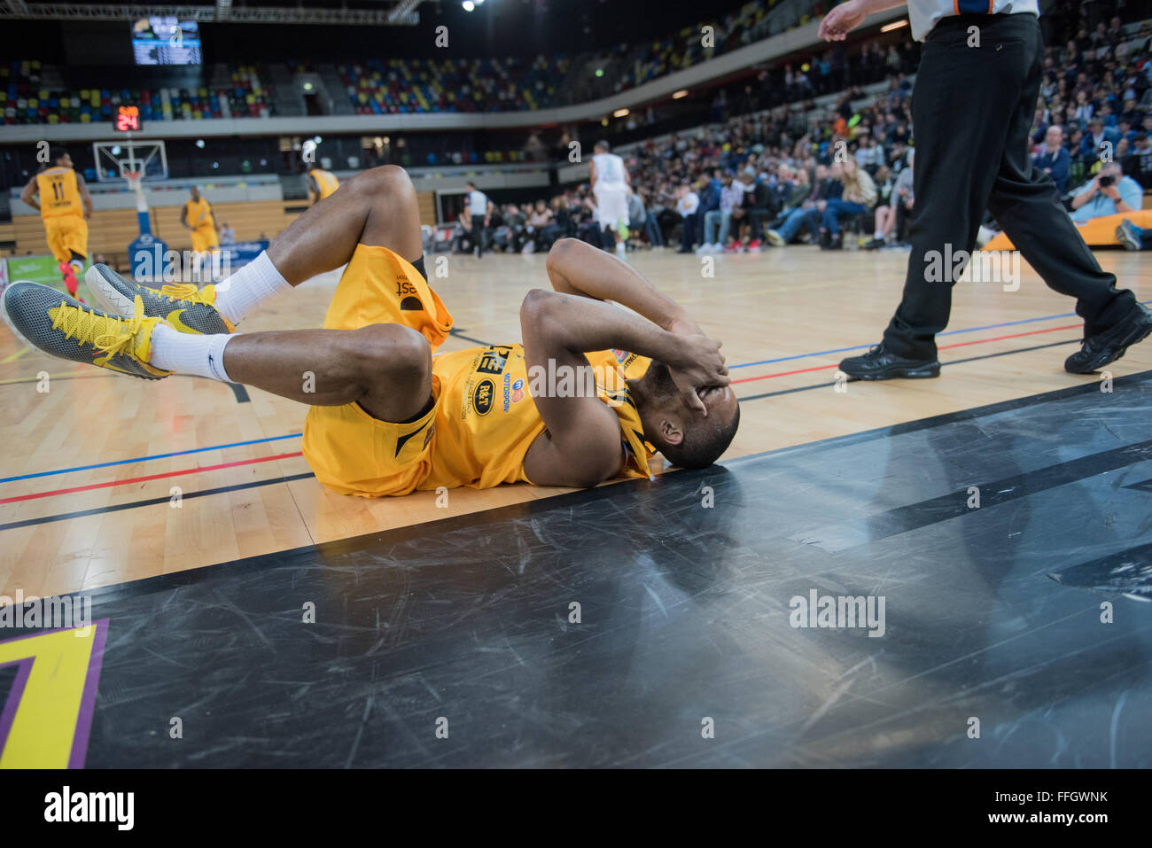 Londra, Regno Unito. Xiii Febbraio, 2016. London Lions Demond Watt (21) verso il basso dopo un colpo negli occhi da un Surrey Scorchers defender alla casella di rame, Londra Olympic Park. Surrey Scorchers è andato a sbattere il London Lions 90 vs 82. Credito: pmgimaging/Alamy Live News Foto Stock