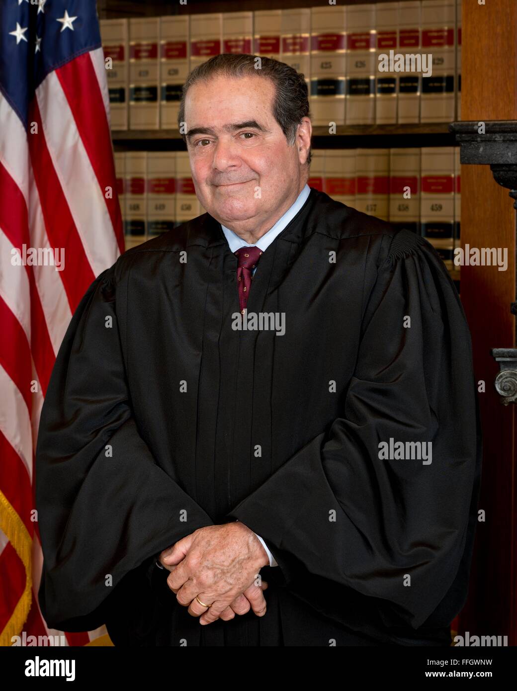 Stati Uniti Giudice della Corte suprema Antonin Scalia ritratto ufficiale. Marescialli federale ha confermato il 13 febbraio 2016 che Scalia, un leader conservatore a voce alta Corte, è morto nel suo sonno durante una visita in Texas all'età di 79. Foto Stock