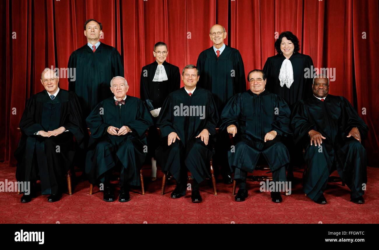 Stati Uniti La Corte suprema giudici ritratto ufficiale per il 2009 Roberts corte. Antonin Scalia ritratto ufficiale. La fila superiore (da sinistra a destra): Associare giustizia Samuel A. Alito, associare la giustizia Ruth Bader Ginsburg, associare la giustizia Stephen G. Breyer e associare la giustizia Sonia Sotomayor. Riga inferiore (da sinistra a destra): associare la giustizia Antonio M. Kennedy, associare la giustizia Giovanni Paolo Stevens, Chief Justice John G. Roberts, associare la giustizia Antonin G. Scalia e associare la giustizia Clarence Thomas. Foto Stock