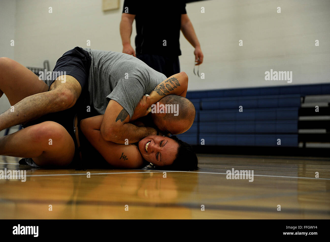 Master Sgt. Christopher Aguilera e pensionati Senior Airman Jennifer Stone combattiamo dopo la pratica di pallavolo. Aguilera rappresenterà la Air Force in udienza la pallavolo, il basket in carrozzella e tenere traccia degli eventi. Stone rappresenterà anche la forza dell'aria nella seduta di pallavolo, basket in carrozzella e nel campione finale concorsi. Foto Stock