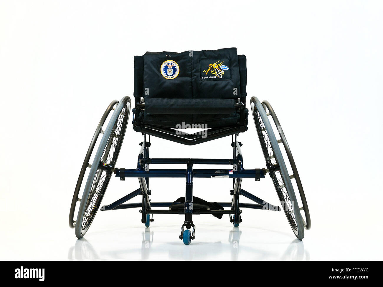 La Air Force team utilizza sedie a rotelle come questo nel basket in carrozzella eventi. Volontari provenienti da apparecchiature riabilitative aziende sono a portata di mano durante il guerriero giochi nel caso l'apparecchiatura risulta danneggiata e sono necessarie riparazioni. Foto Stock