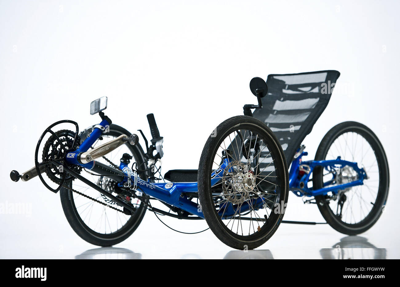 La bicicletta ergonometrica mette il pilota in una posizione reclinata. Il ciclo ha tre ruote di qualsiasi diametro tra 55 e 70 centimetri. La ruota anteriore o ruote, è sterzante; la ruota posteriore o sulle ruote, è pilotato attraverso un pedali e un sistema a catena. Foto Stock