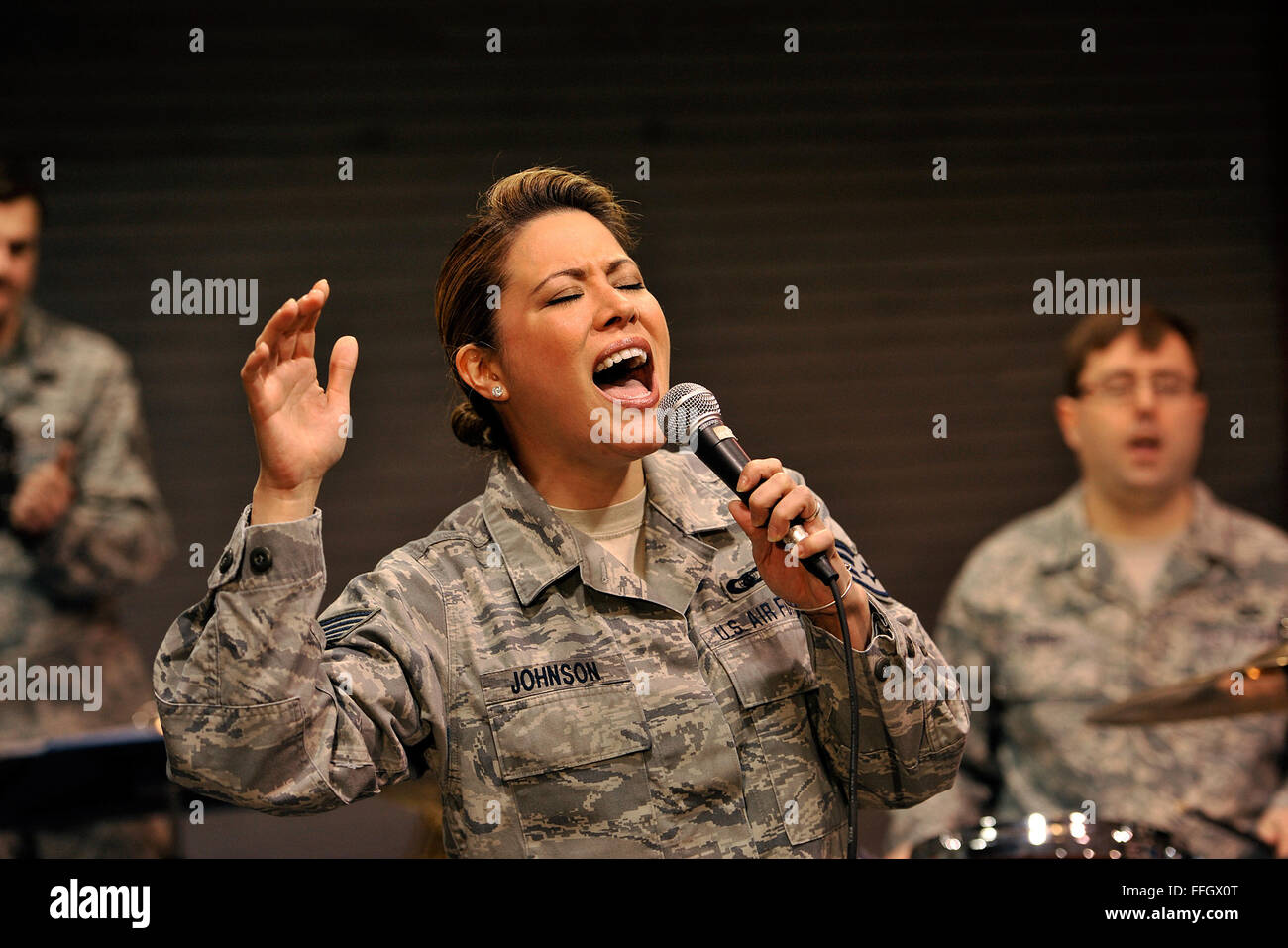 Il personale Sgt. Angie Johnson, un cantante per la 571st Air Force Band di rock ensemble, Sidewinder, ripete durante un Air National Guard unità gruppo di formazione presso la banda della sede di San Louis, Mo. Foto Stock