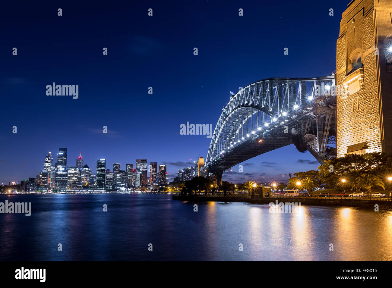 Il Ponte del Porto di Sydney con la città di notte. Foto Stock