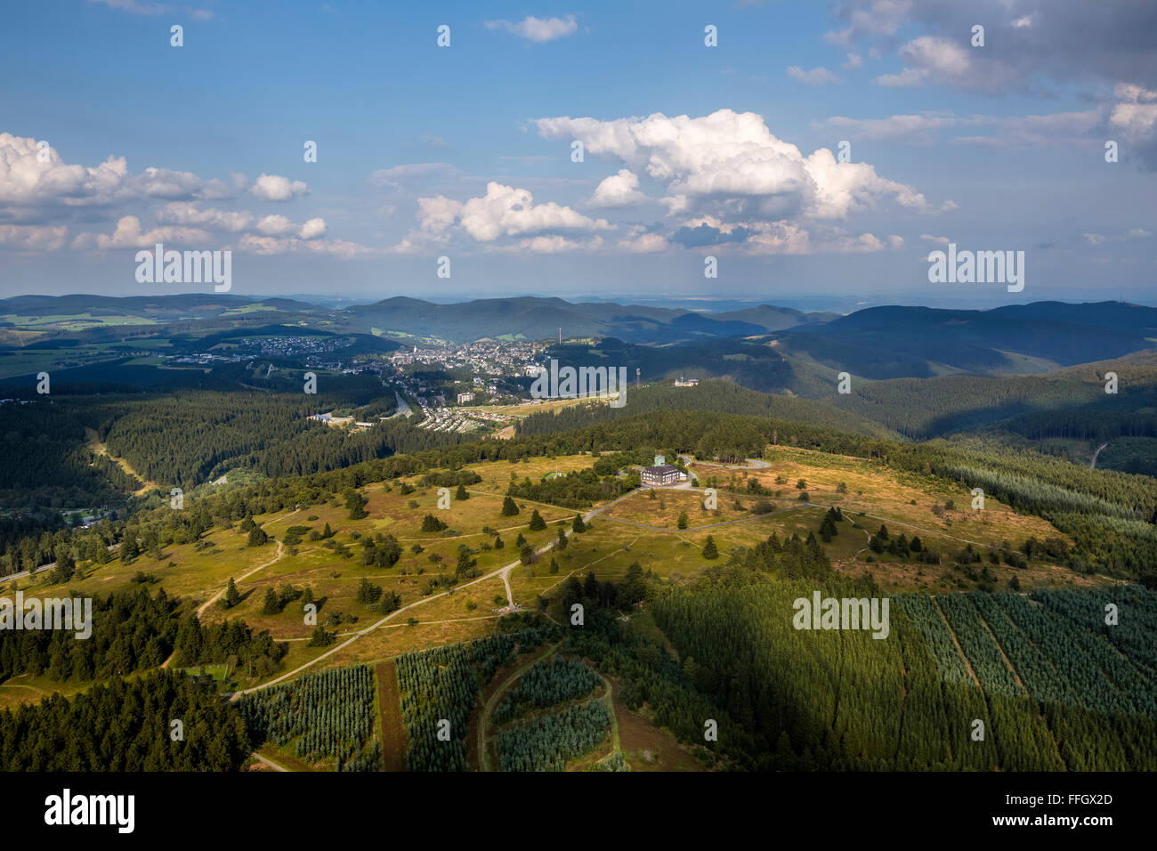 Vista aerea, Kahler Asten a bassa copertura nuvolosa, brughiera, riserva naturale, Astenturm, stazione meteo Asten, Winterberg, Sauerland, Foto Stock