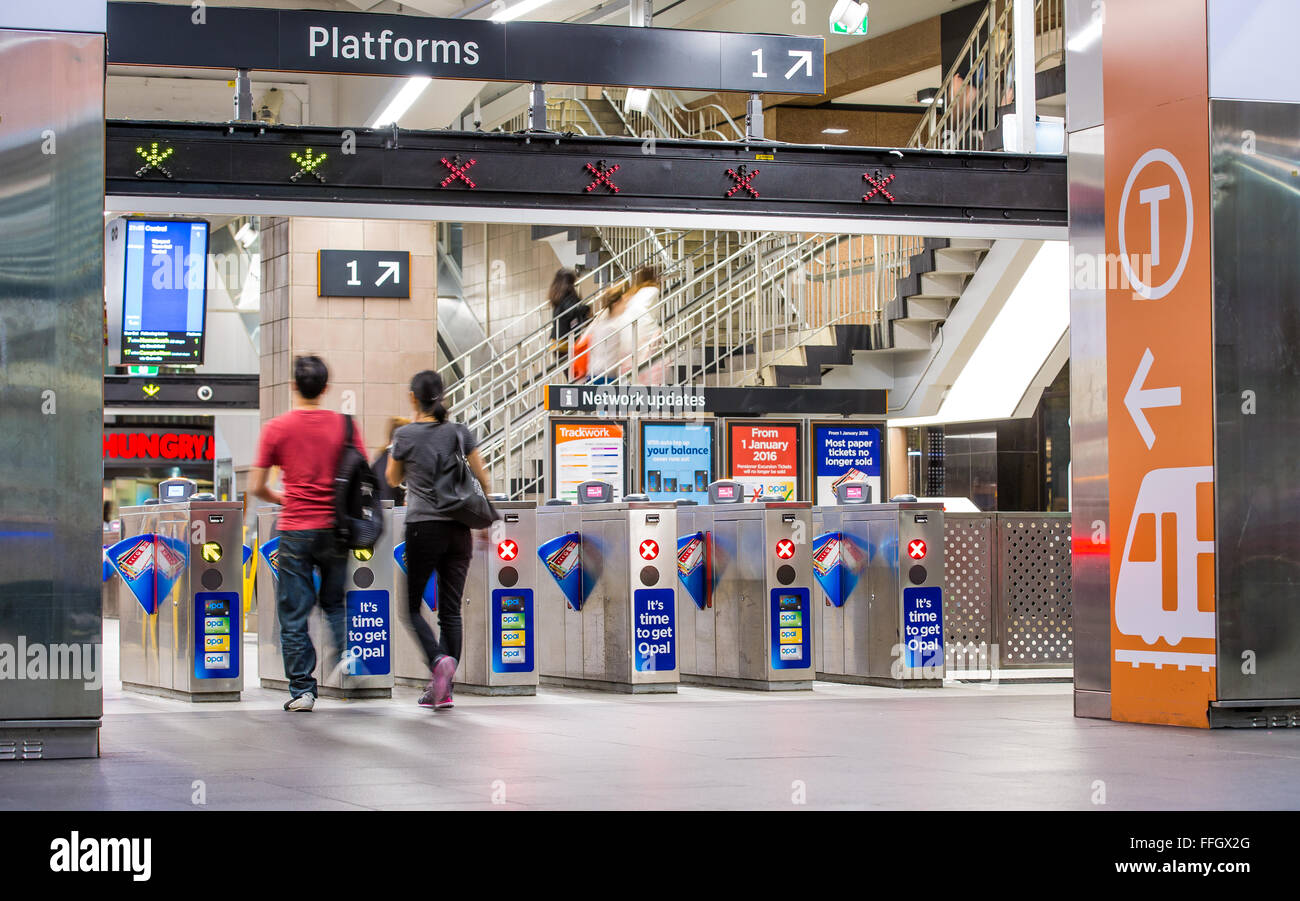 I passeggeri che usano il biglietto o barriere di carta a Circular Quay stazione ferroviaria, Sydney. Foto Stock