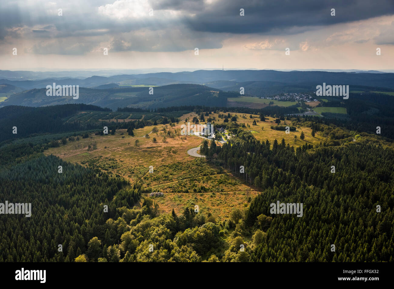 Vista aerea, Kahler Asten a bassa copertura nuvolosa, brughiera, riserva naturale, Astenturm, stazione meteo Asten, Winterberg, Sauerland, Foto Stock