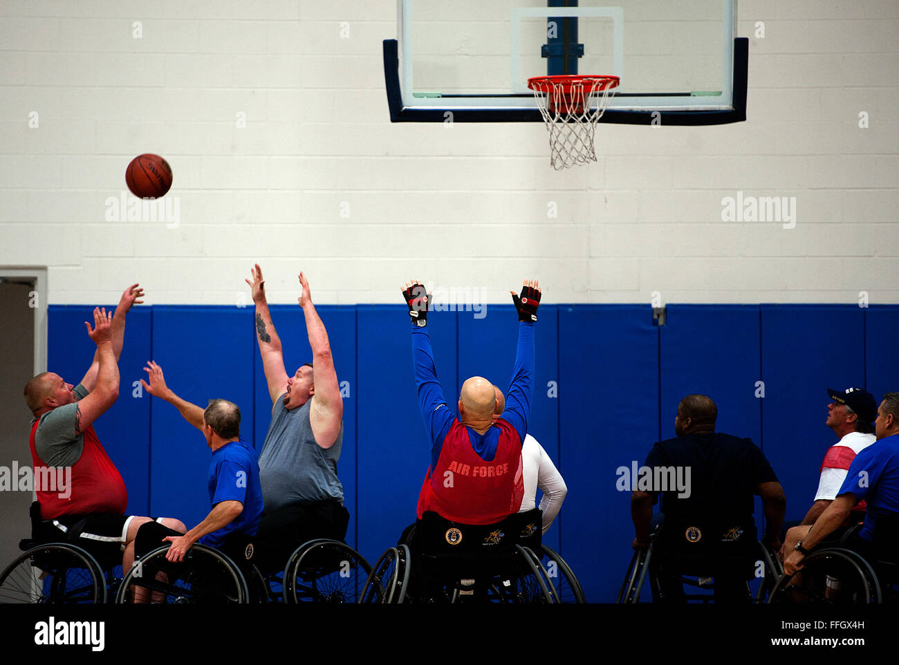 Air Force basket in carrozzella atleti competono per la sfera durante un gioco di scrimmage presso la Air Force del team Warrior giochi Campo di selezione. Foto Stock