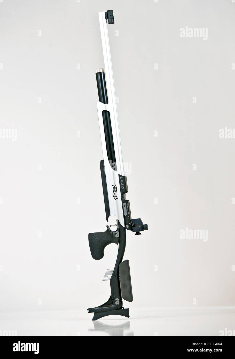 Il fucile ad aria compressa include la concorrenza air rifle prone e air rifle eventi permanente. A seconda della categoria e del caso, gli atleti possono essere seduti o in piedi e può essere in grado di utilizzare imbracature o molla si trova a sostenere il peso della loro fucili. Foto Stock