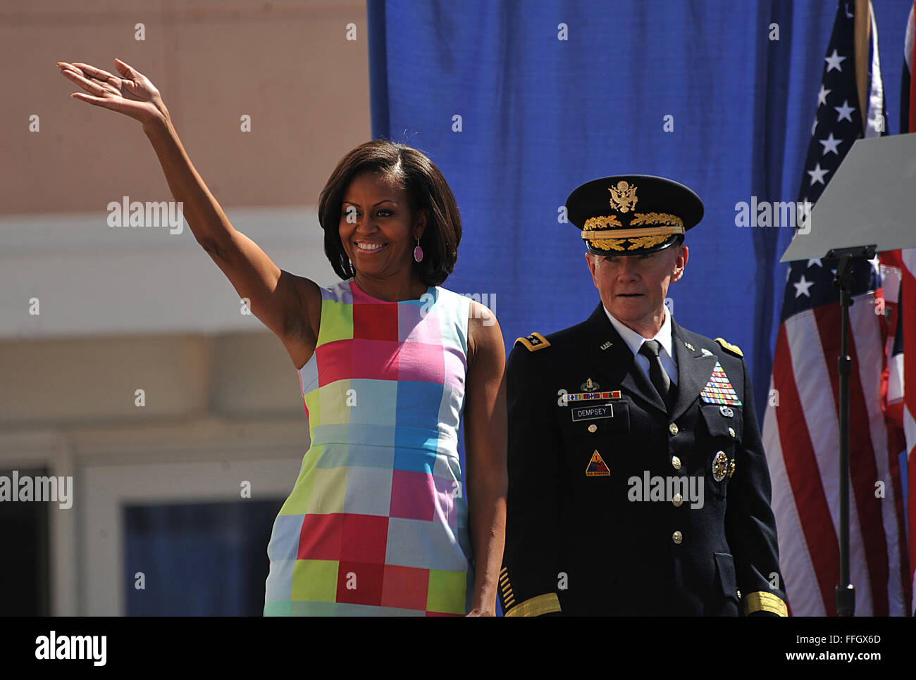 La First Lady Michelle Obama, sinistra, onde la folla come Stati Uniti Esercito gen. Martin E. Dempsey, presidente del Comune di capi di Stato Maggiore, guarda su durante la cerimonia di apertura. Foto Stock