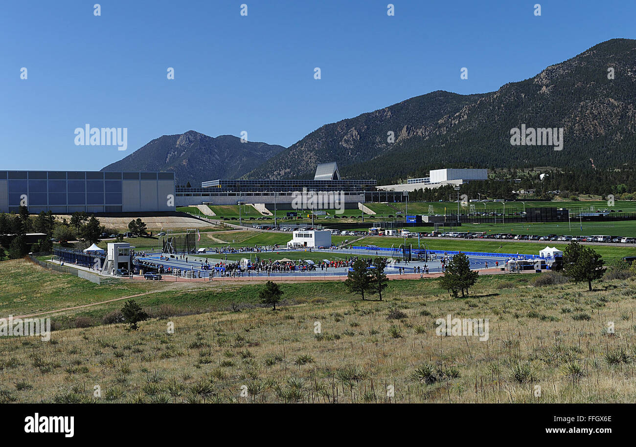 Gli atleti prendere parte in una pista e sul campo la concorrenza durante la Warrior Giochi 2012 presso l'U.S. Air Force Academy in Colorado Springs, Colo., 4 maggio 2012. Foto Stock