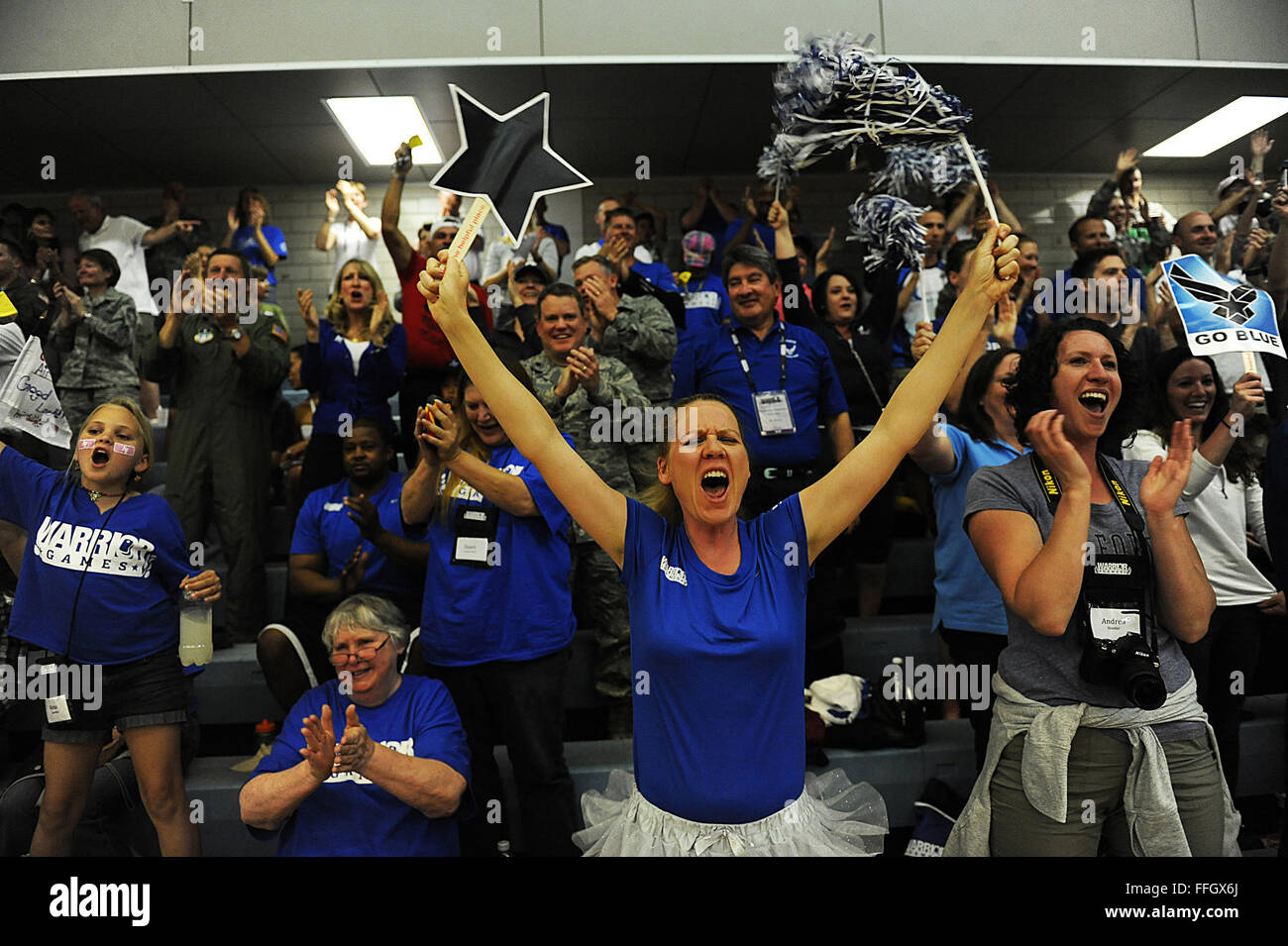 Tech. Katie Robinson, centro con la Air Force team e l'acclamazione della folla durante una seduta partita di pallavolo tra la Air Force e il Comando Operazioni Speciali. Foto Stock