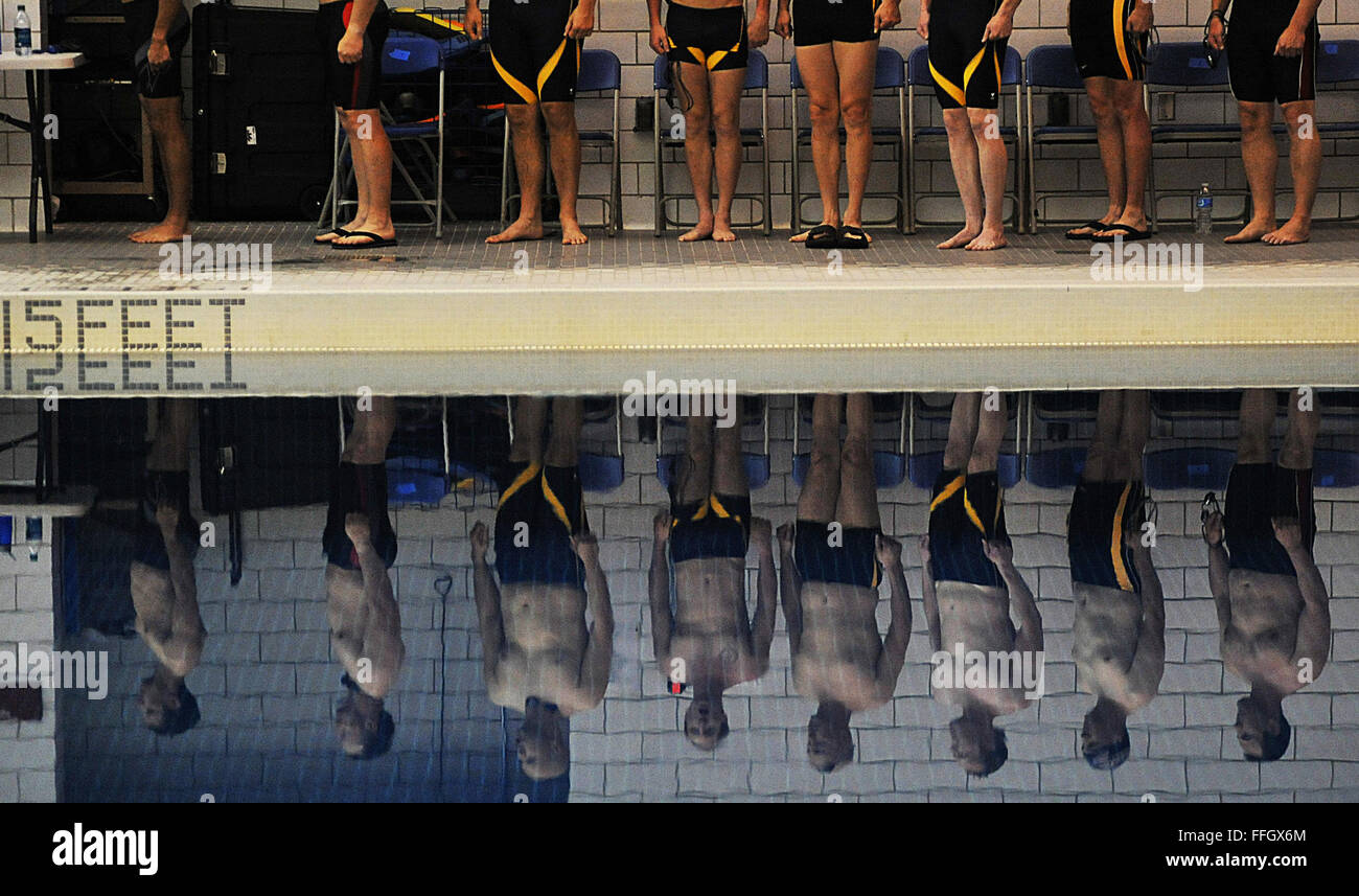 Il Comando Operazioni Speciali membro del team, U.S. Air Force Tech. Sgt. Marc Esposito, estrema sinistra e altri atleti stand presso l'attenzione durante la premiazione del concorso di nuoto. Foto Stock