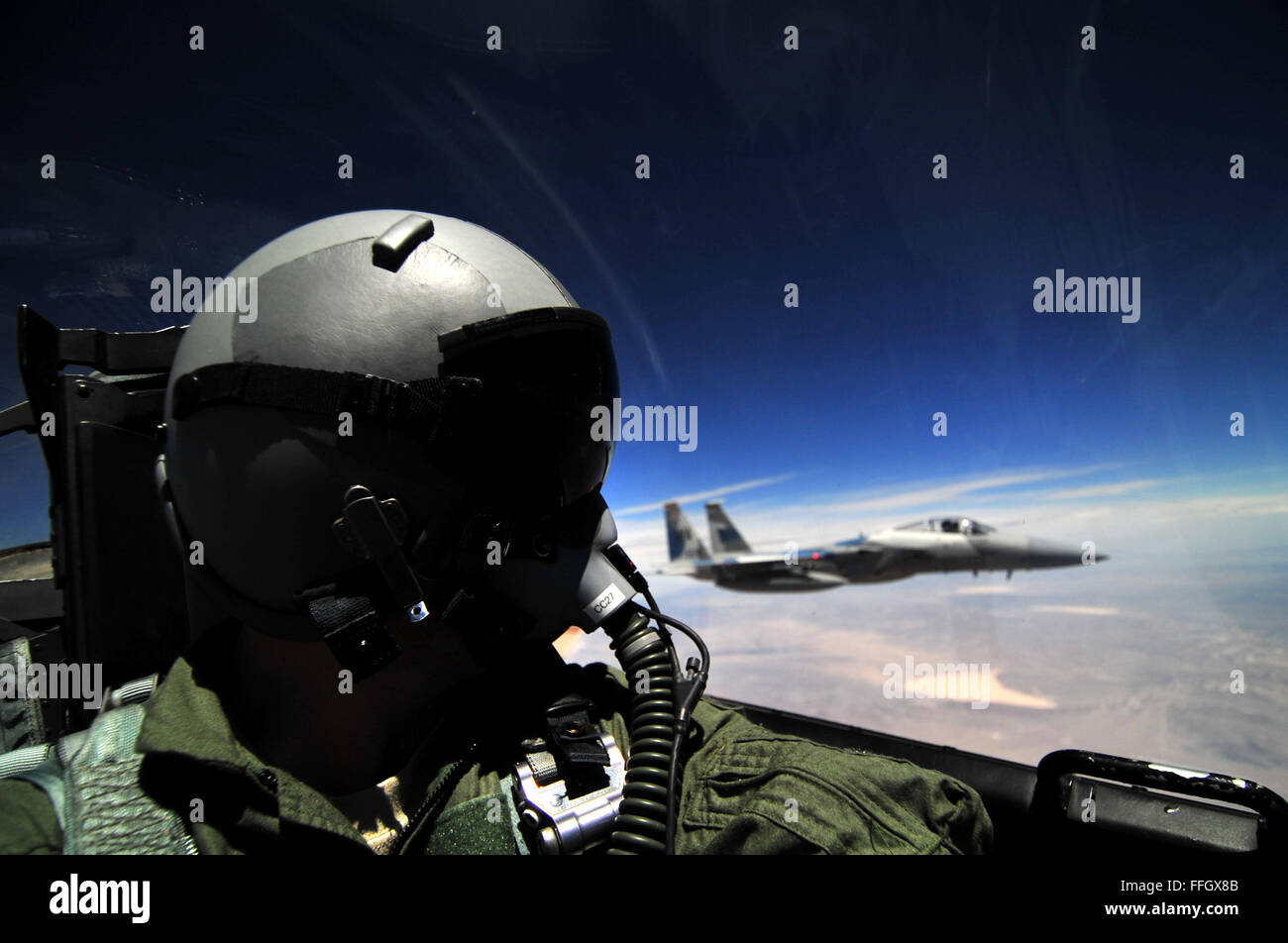 Airman 1. Classe Matteo Bruch prende un autoritratto durante un volo in un sessantacinquesimo Aggressor Squadron F-15D Aquila. Foto Stock