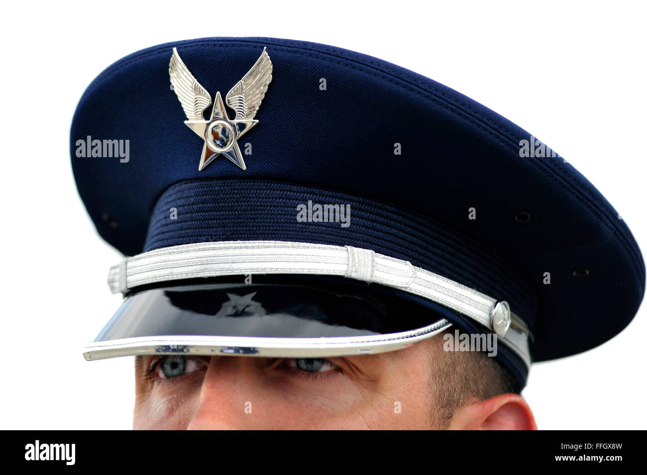 Tech Sgt. Adam Anderson, Shaw Air Force Base di guardia d'onore gli stati, guarda oltre il suo team che si preparano a eseguire un ritiro cerimonia. Foto Stock