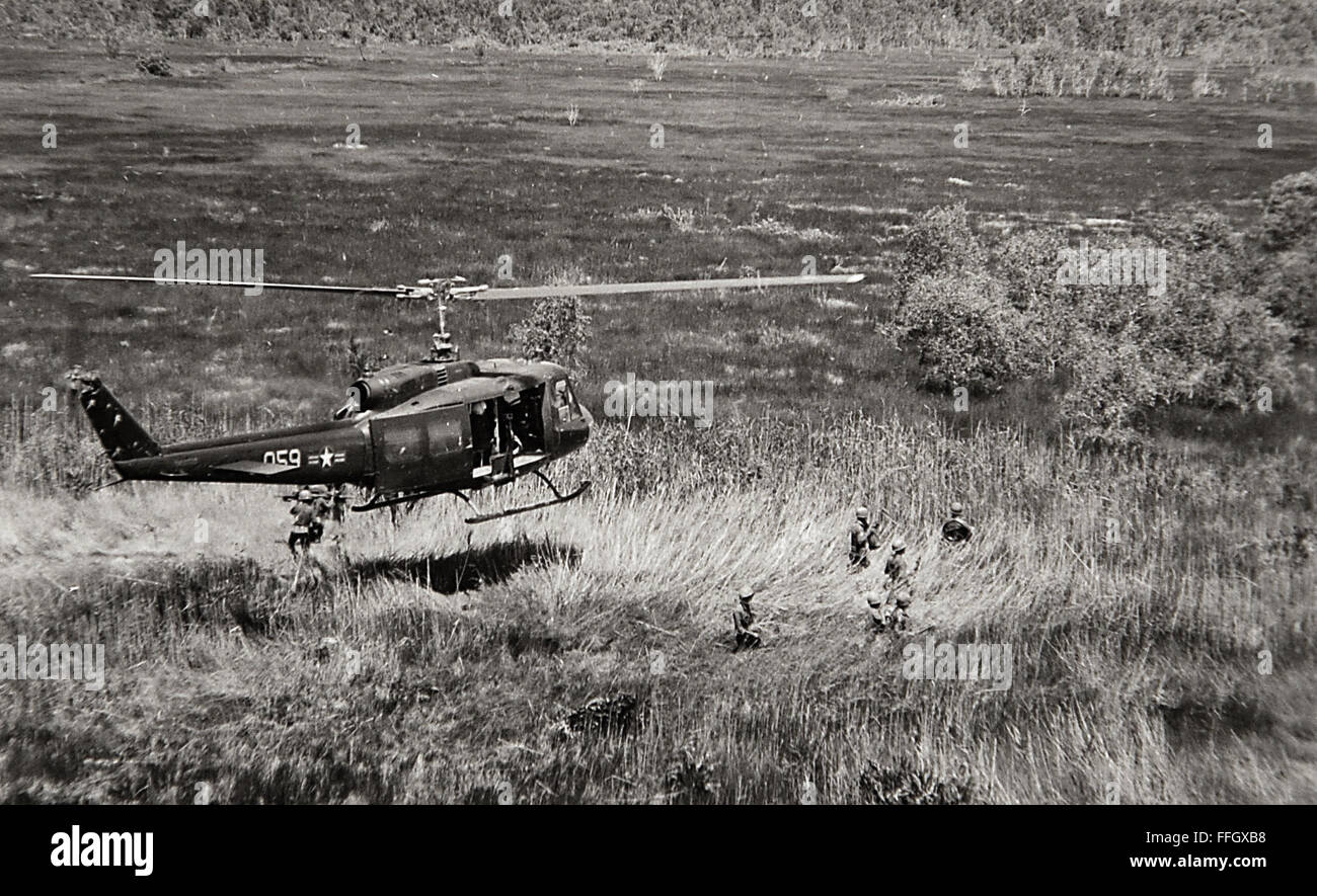 Un UH-1 Huey si libra sopra il vietnamita Air Force personale della 211th squadrone in elicottero su un Combat Assault nel Delta del Mekong area del Vietnam nel 1970. Foto Stock