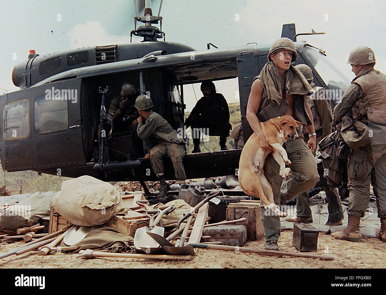 I membri di una batteria della quarta divisione di fanteria a fuoco la base di supporto sfida preparare per caricare le attrezzature a bordo di un UH-1D per il movimento a fuoco la base di supporto Navel nel 1970. Foto Stock