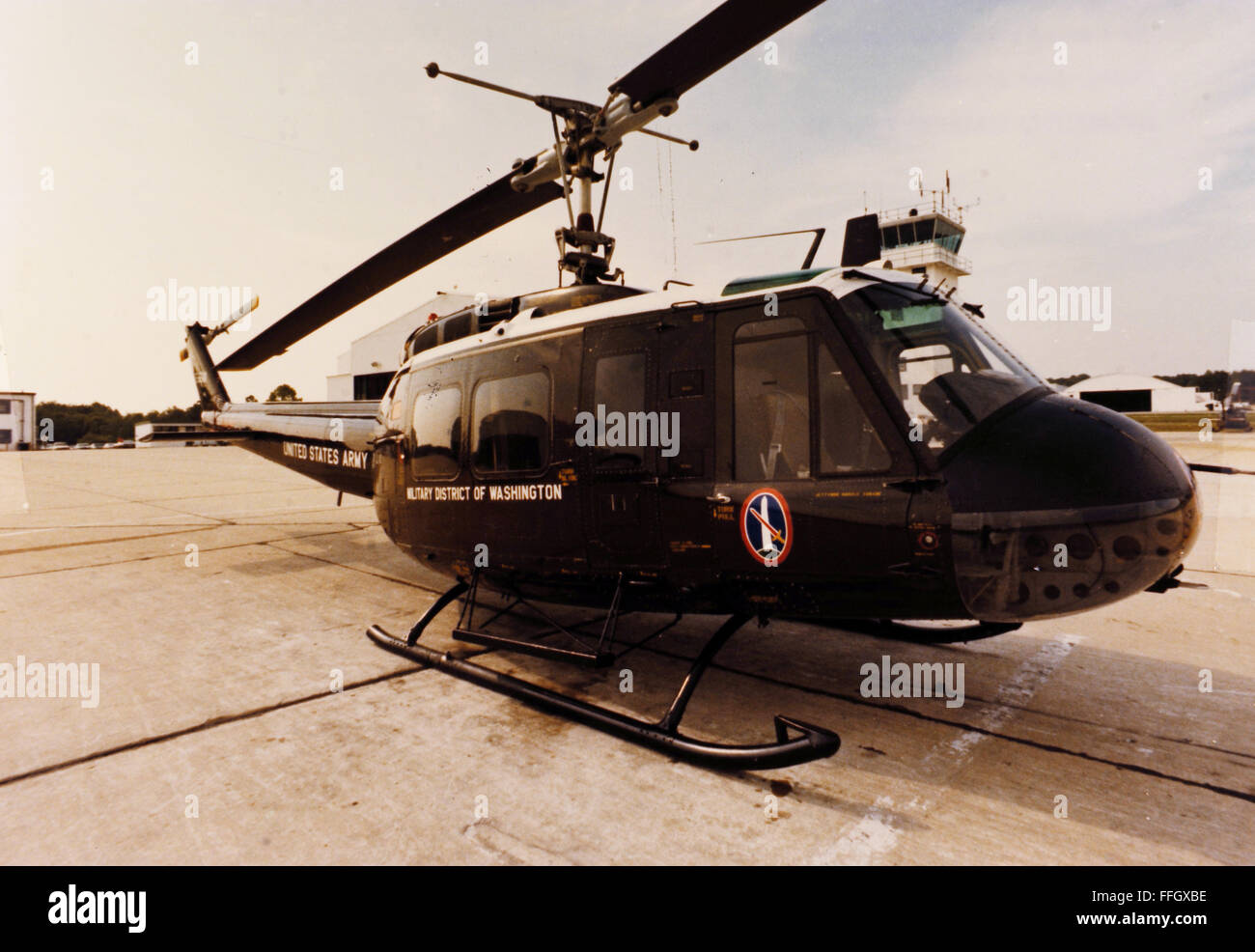 Il comando UH-1H del distretto militare di Washington del XII Battaglione aviazione attende il decollo nel 1977. Il battaglione conduce ad ala rotante di supporto di aviazione per il Dipartimento della difesa e di altre agenzie nella regione della capitale nazionale. Foto Stock