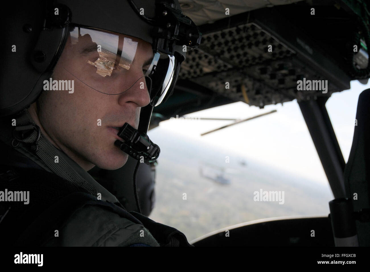 Primo Lt. Michael Scott, un neolaureato dal ventitreesimo Flying Training Squadron a Fort Rucker, Ala., controlli il suo periferiche durante un volo di formazione di missione. Il ventitreesimo FTS è la Air Force la fonte primaria di elicottero di formazione pilota per le operazioni speciali, combattere la ricerca e il salvataggio, supporto missilistici e ospite illustre missioni di trasporto aereo Foto Stock