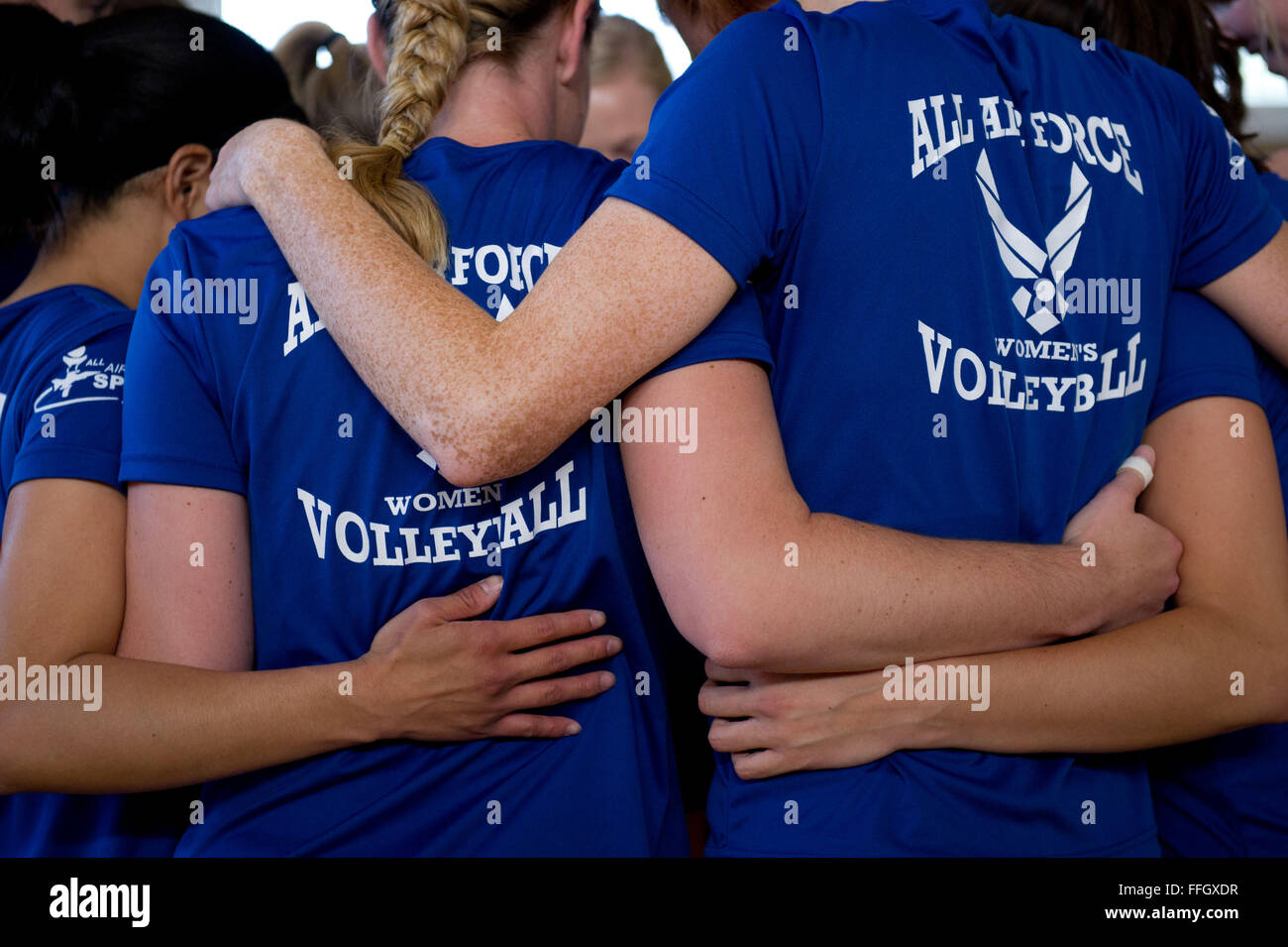 Membri della Air Force femminile di pallavolo team huddle la prima un scrimmage contro la Utah State University gamma team a Hill Air Force Base. La Air Force team ha trascorso una settimana a esercitarsi in preparazione per le forze All-Armed femminile di pallavolo torneo al Naval Air Station Grandi Laghi, Ill. Foto Stock