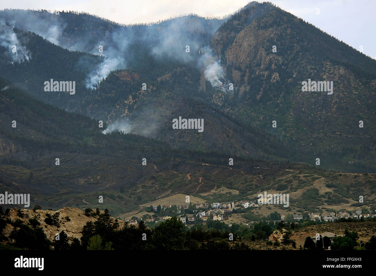 Incendi sporadici bruciano in Colorado Springs zona durante il Waldo Canyon fire. I residenti nelle vicinanze sono stati evacuati come gli incendi si ingrandisce e si sposta attraverso il canyon. Il Waldo Canyon fire è cresciuto di più di 18.500 acri e bruciato oltre 300 case Foto Stock