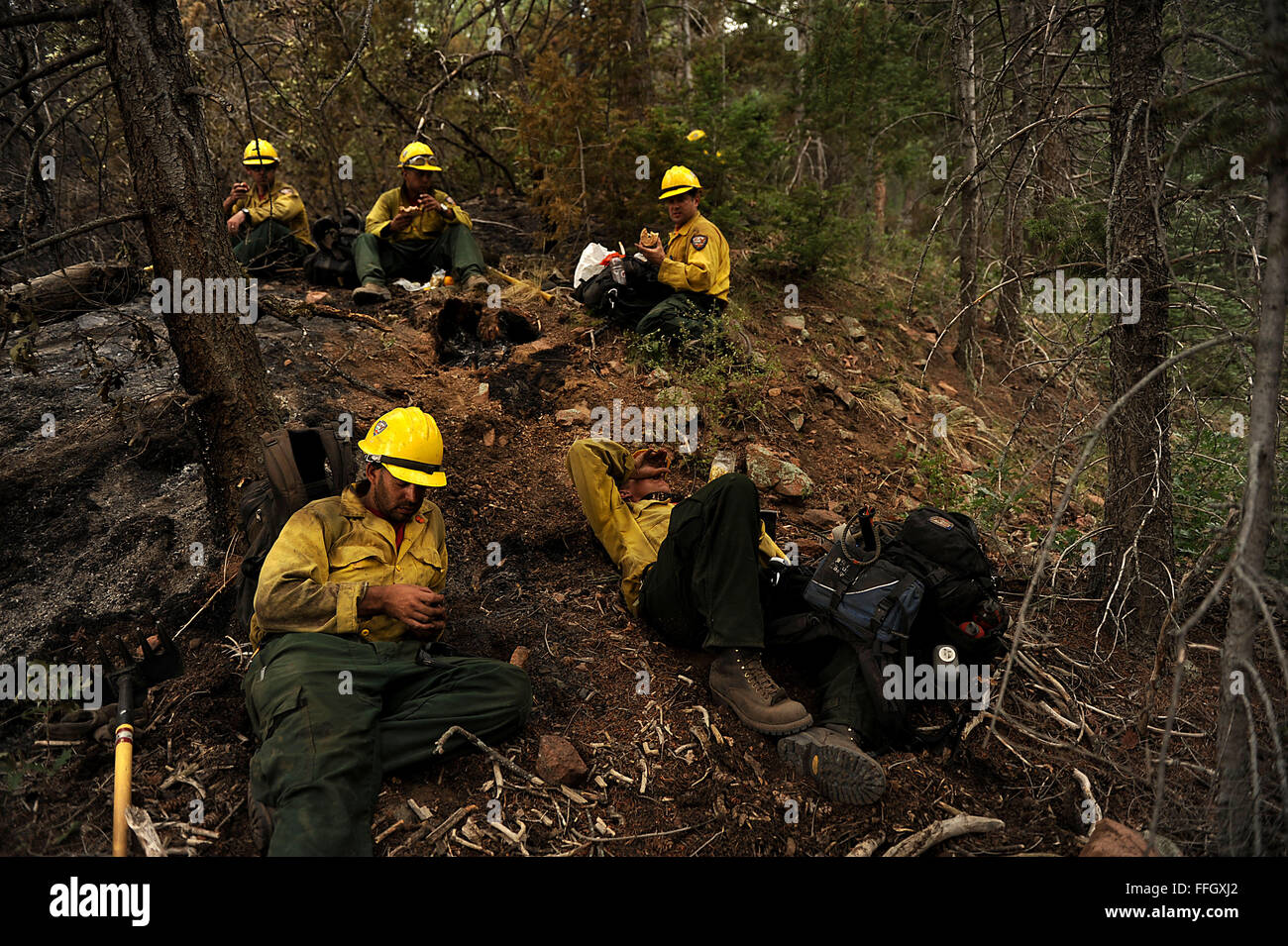 I membri di Vandenberg Hot Shots prendere una pausa pranzo durante la cancellazione di una linea di fuoco nel monte San Francesco area di Colorado Springs, Colo. Foto Stock
