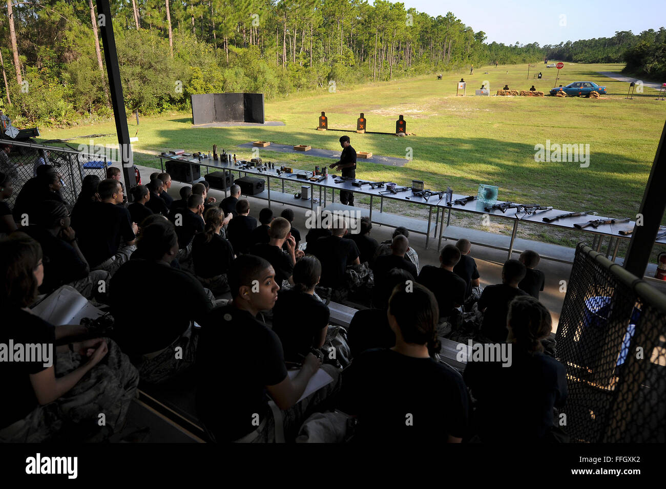 Junior cadetti ROTC imparare le tecniche utilizzate dai terroristi in campo Hurlburt Fla., come parte di un estate scuola di leadership program. I cadetti erano in gradi del sophomore attraverso senior e sono state da Pensacola High School in Pensacola, Fla. Foto Stock