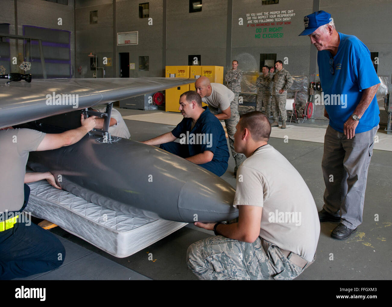 Hackworth ottiene uno sguardo più da vicino i lavori di ristrutturazione di un F-86L Sabre nel volo di fabbricazione hangar Moody Air Force Base, Ga. Hackworth era un ex capo equipaggio che ha lavorato sulla F-86 negli anni cinquanta e nuovamente visitato il velivolo poiché la sua mossa da downtown Valdosta, Ga. Foto Stock