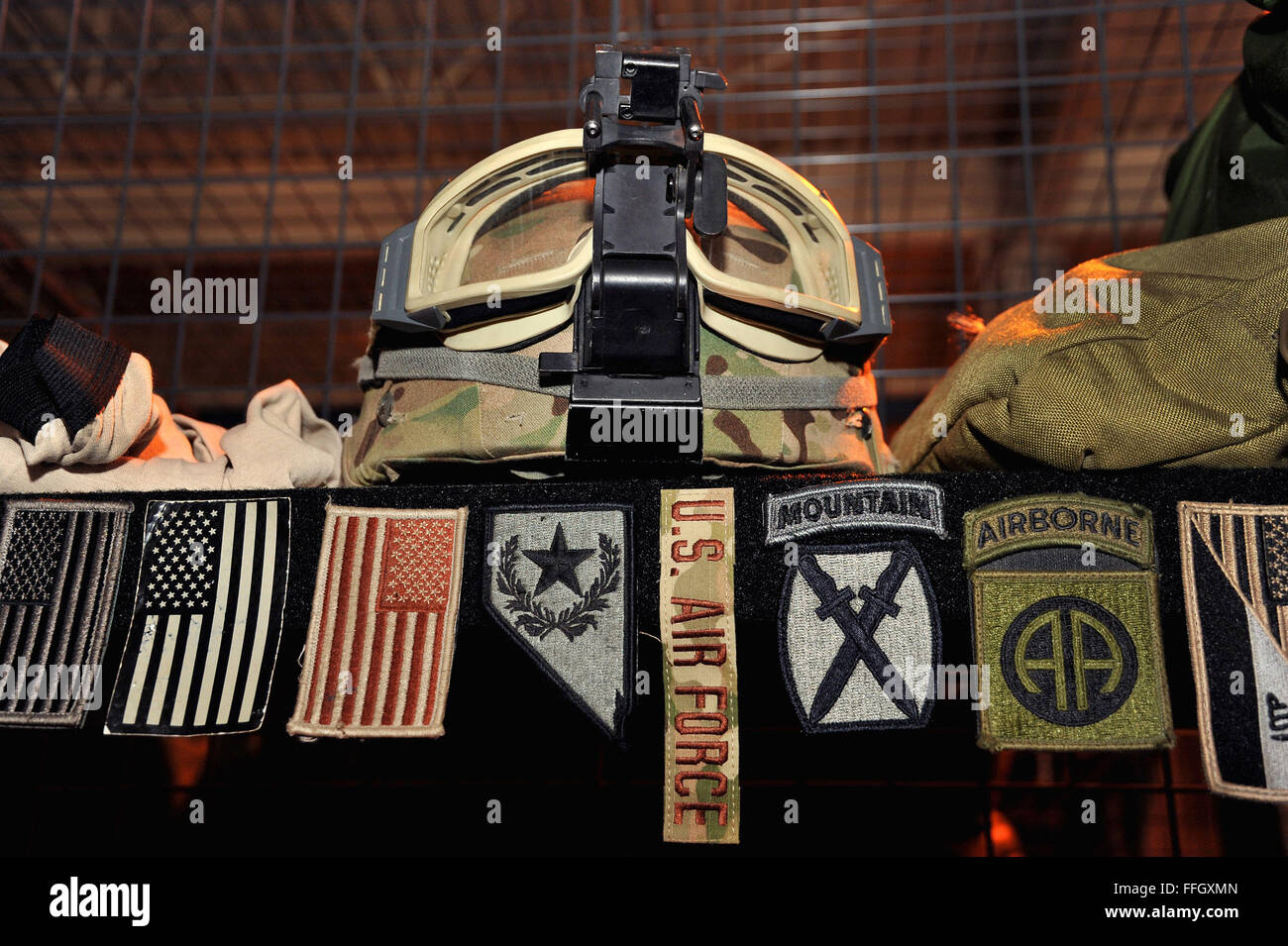 Unità di esercito patch appendere accanto a Air Force nome nastri e uniformi in occasione della quattordicesima ASOS a Fort Bragg, N.C. Per far corrispondere le loro controparti dell'esercito, TACP aviatori usura uniformi differenti nel teatro e nella formazione. Presso lo squadrone, aviatori che qui hanno le loro gabbia-locker, dove essi memorizzano ingranaggio e uniformi per l'uso nella formazione e del mondo reale, emergenze. Foto Stock