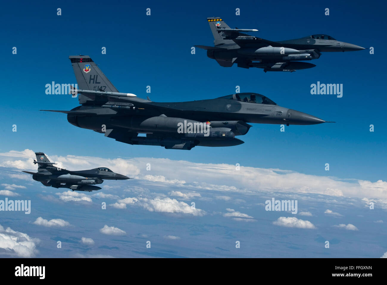 F-16 Fighting Falcons volare una missione di addestramento durante in bandiera rossa 12-4 oltre il Nevada Test e campo di addestramento. F-16s sono assegnati al 421st Fighter Squadron a Hill AFB, Utah. La 421st FS si prepara a distribuire in tutto il mondo a condurre il giorno e la notte di superiorità aerea e sciopero di precisione sortite impiegando laser-guidato e aiutato inertially munizioni durante gli imprevisti e a combattere. Foto Stock