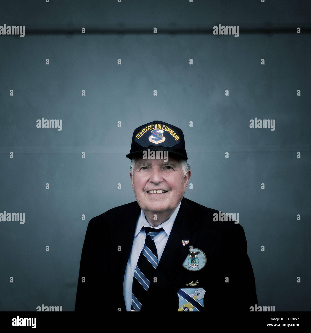 Philip VanDeusen da East Haven, Connecticut, visita l'Intrepid Sea, Air & Space Museum. Si vede esplorare le mostre e conoscere la storia dei manufatti esposti nel museo. Foto Stock