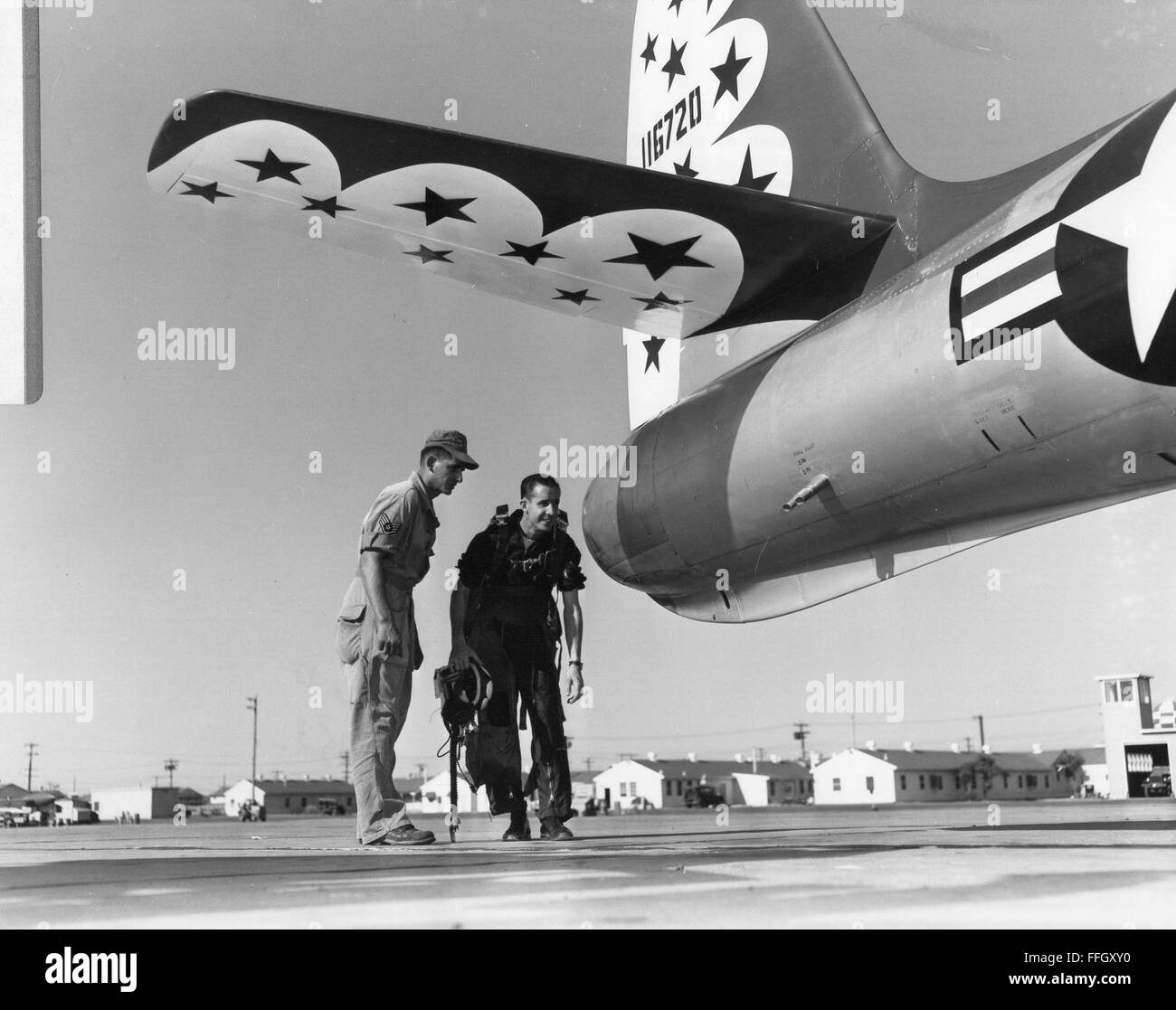 Il cap. C.C.Patillo, ispeziona il gruppo di coda della sua F-84G Thunderjet, in preparazione per il decollo a Luke Air Force Base, Ariz. il 13 giugno 1953. Foto Stock