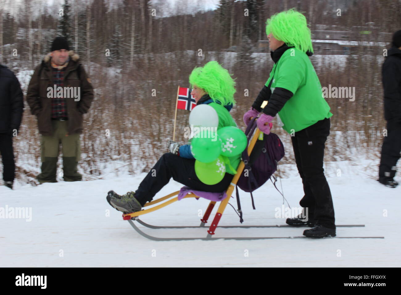 Hurdal, Norvegia. Xiv Febbraio 2016. I concorrenti e il pubblico al kicksled il campionato mondiale di Hurdal con tipici costumi norvegesi. Silje Ekern/Alamy Live News Foto Stock