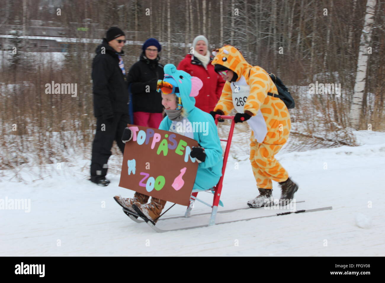 Hurdal, Norvegia. Xiv Febbraio 2016. I concorrenti e il pubblico al kicksled il campionato mondiale di Hurdal con tipici costumi norvegesi. Silje Ekern/Alamy Live News Foto Stock