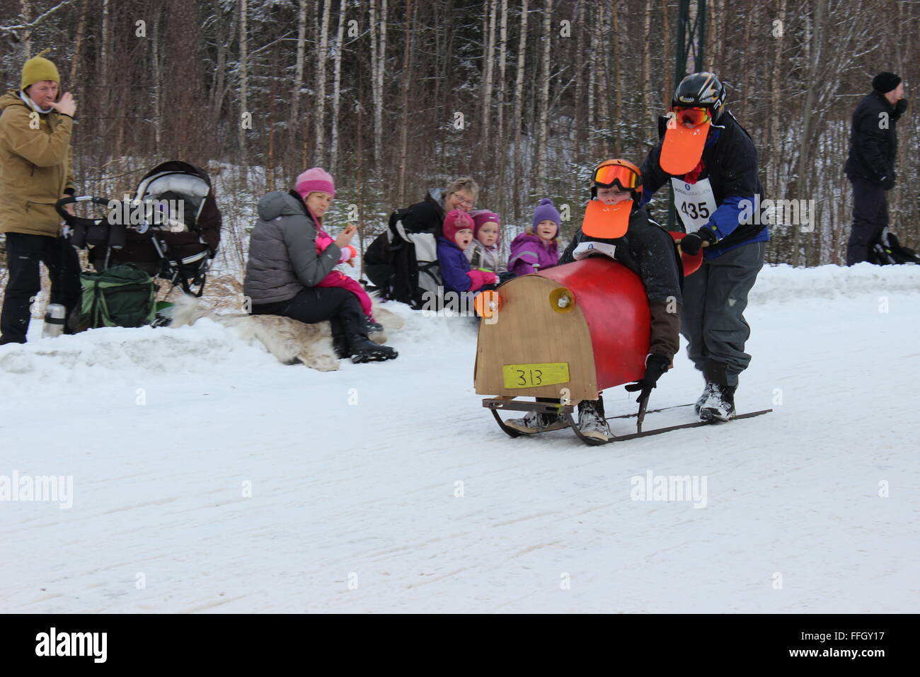 Hurdal, Norvegia. Xiv Febbraio 2016. I concorrenti e il pubblico al kicksled il campionato mondiale di Hurdal con tipici costumi norvegesi. Silje Ekern/Alamy Live News Foto Stock