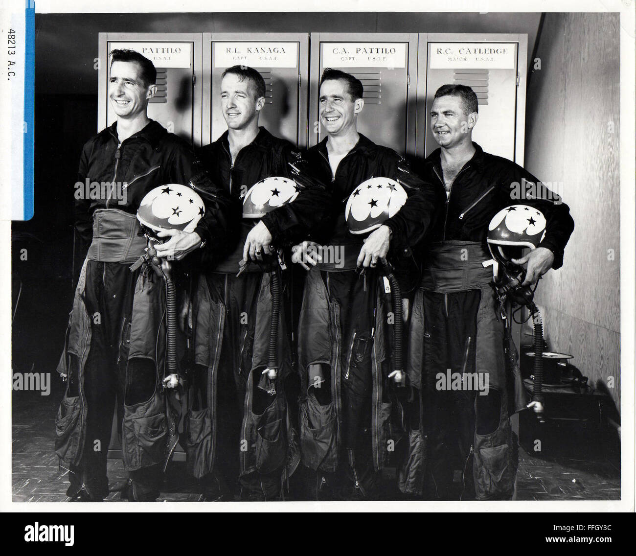 Thunderbirds piloti, da sinistra a destra sono: Capt. C.C. Pattilo, Cap. R.L. Kanaga, Cap. C.A. Pattilo e il Mag. R.C. Catledge, adottate il 13 giugno 1953. Questi piloti in cui una parte della prima squadra, dopo l'attivazione delle unità su 25 Maggio, 1953. Il team è stato designato il 3600th aria unità dimostrativa, ed era originariamente basato a Luke Air Force Base, Ariz. Foto Stock