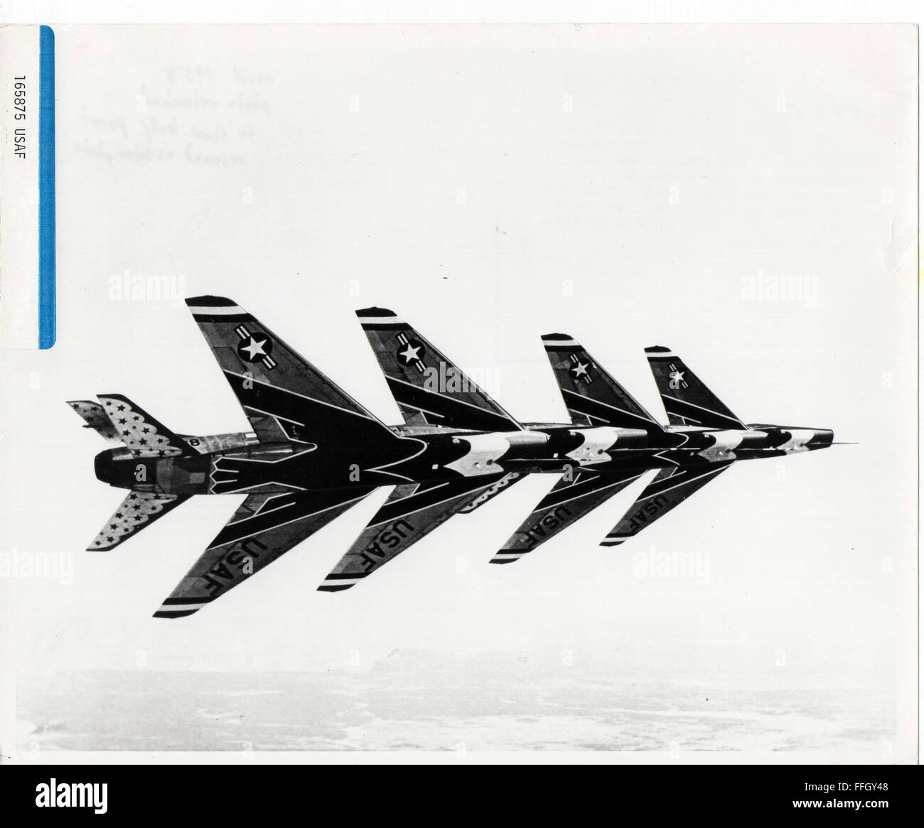 Stati Uniti Air Force Thunderbirds "piloti" eseguire la formazione di linea in F-100C 'Super Saber' aeromobile in 1958. Con la modifica del F-100 Super Sabre nel 1956, il Thunderbirds è diventato il primo al mondo antenna supersonico team di dimostrazione. Foto Stock