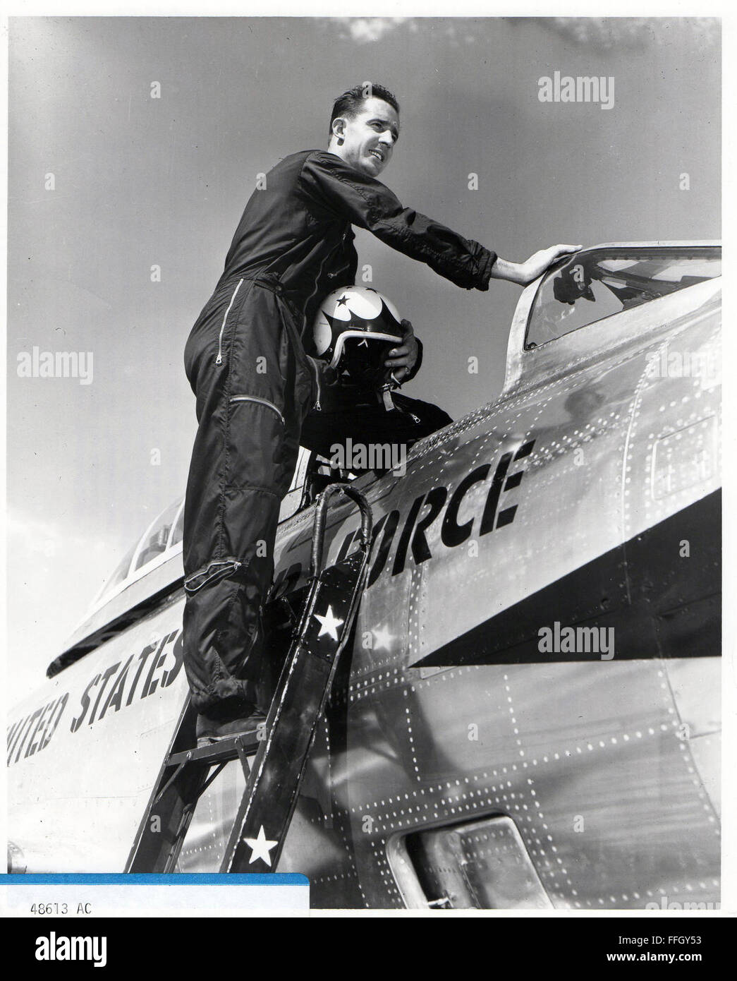 Il cap. C.A. Pattilo, membro della "Thunderbirds' sale nella sua F-84 in preparazione per il decollo da Luke Air Force Base, Ariz. il 13 giugno 1953. "Thunderbirds' sono unici aria team di dimostrazione, che consiste di fo un quartetto di volantini che hanno messo il loro repubblica Thunderjets attraverso intricate manovre dimostra efficace livello di abilità raggiunto dalla Air Force piloti nella formazione di volo. Foto Stock