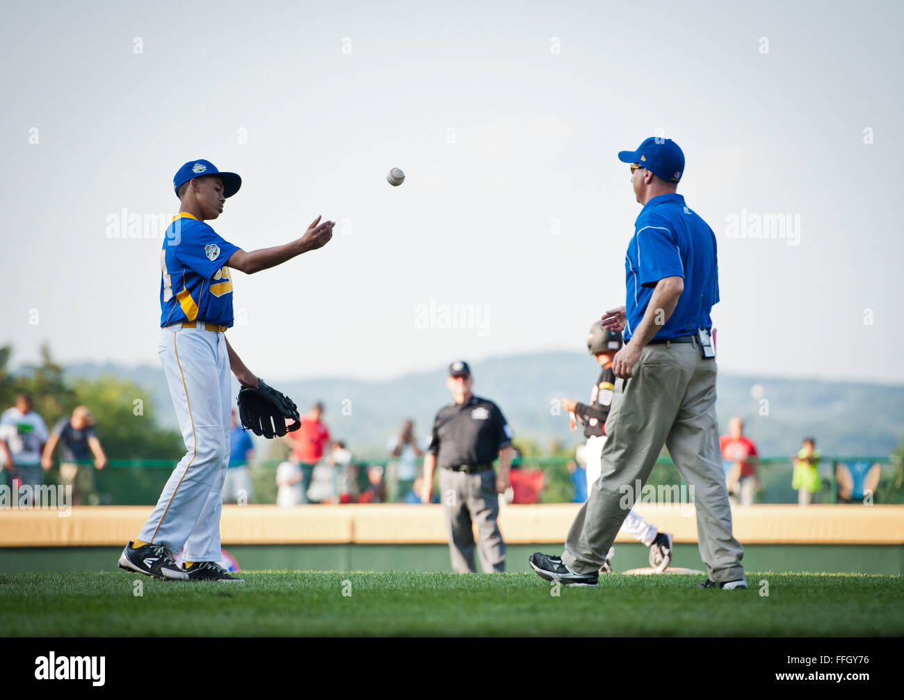 Wilson capovolge il baseball da Vincent come egli ottenere sostituita dal pitching. Foto Stock