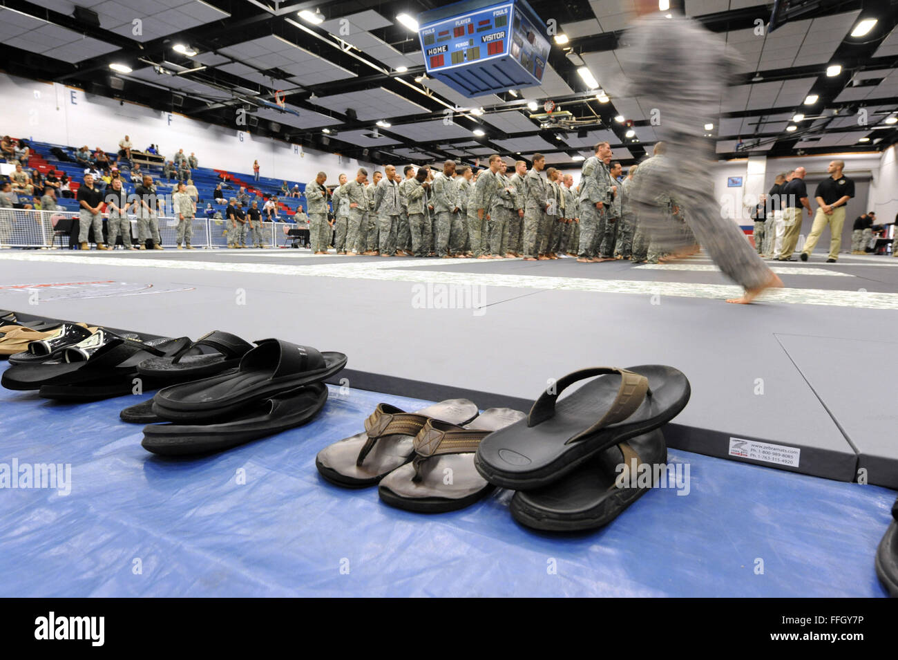 Un organo di servizio passa per una linea di sandali per unirsi agli altri concorrenti in formazione durante il round di apertura del 2012 U.S. Esercito Campionato Combatives concorrenza a Fort Hood Foto Stock