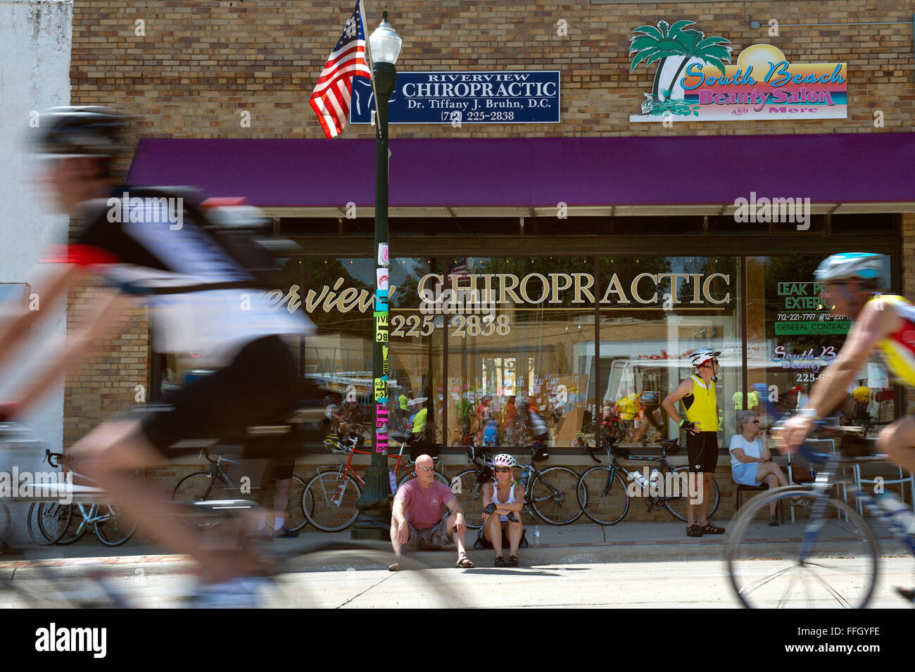 I partecipanti al pass RAGBRAI negozi che entrano nella città di scalo di Cherokee, Iowa. I piloti hanno completato 54 miglia il primo giorno e di fronte a circa 450 più. Foto Stock