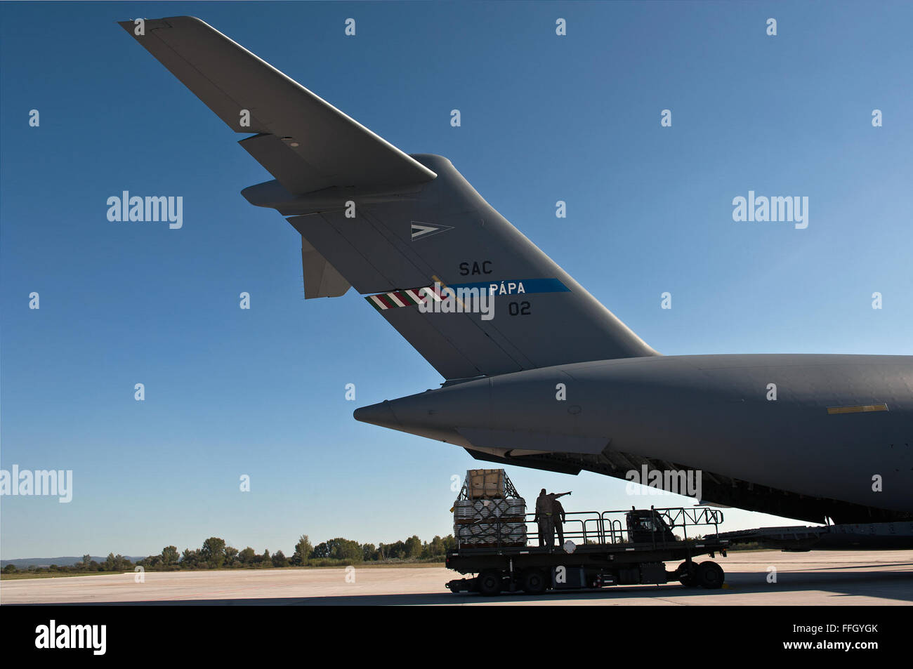 Portieri antenna rimuovere i pallet da una C-17 Globemaster III dopo una recente missione svedese. HAW gestisce una flotta di tre Globemaster IIIs sotto il ponte aereo strategico programma di capacità. Le dieci nazioni della NATO che partecipano al programma sono Bulgaria, Estonia, Ungheria, Lituania, Paesi Bassi, Norvegia, Polonia, Romania, Slovenia, degli Stati Uniti e di due il Partenariato per la pace delle nazioni, la Svezia e la Finlandia. Foto Stock