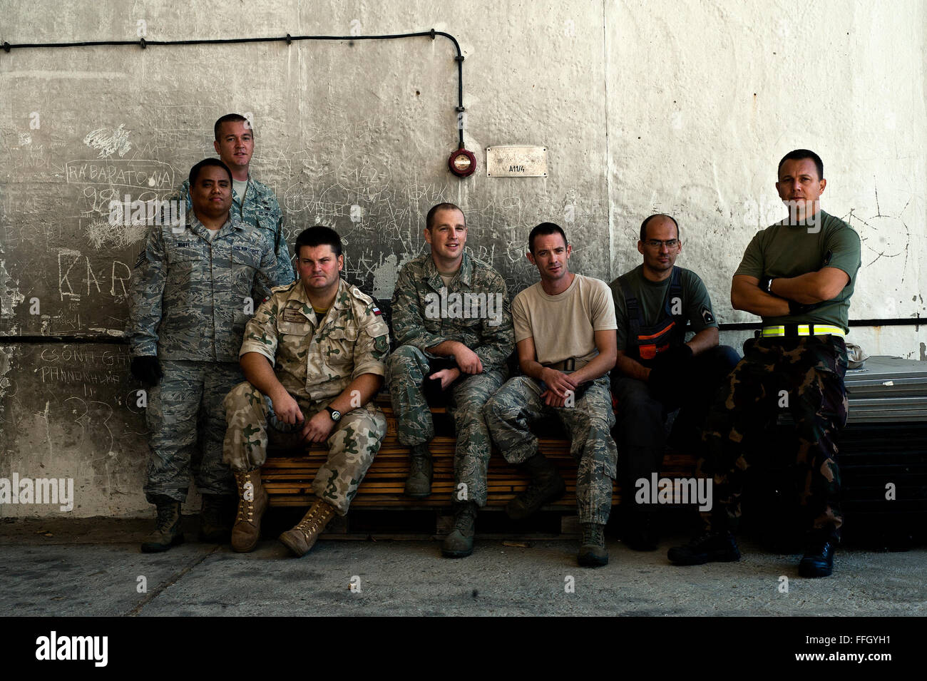 (Da sinistra) Tech. Sgt. Brian Robisky, Tech. Sgt. Kevin White, polacco air force Sgt. Przemyslaw Jakubczak, Staff Sgt. Erik Blass, Staff Sgt. Justin Van Schefel, ungherese air force Capt. Tamas Soter e Ungherese Air force Sgt. Ternec Gelenscer antenna sono portatori assegnati per l'Heavy Airlift Wing al Papa Air Base, Ungheria. L'antenna porter sezione è composta da nove membri provenienti da cinque paesi diversi, che lavorano fianco a fianco con i loro omologhi ungheresi. Foto Stock