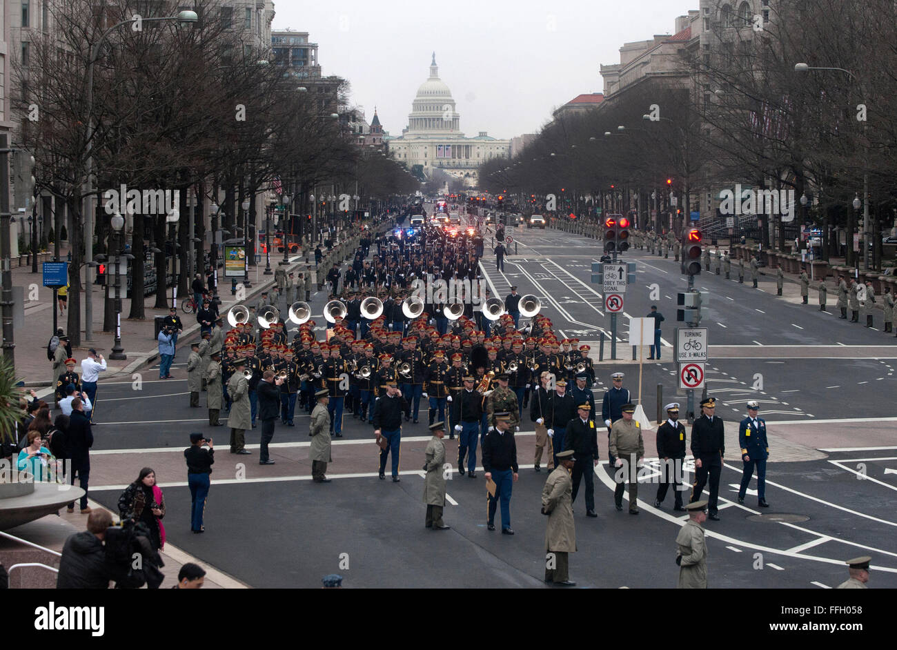 Il personale militare e i membri della band prendono parte alla inaugurazione presidenziale di prove a Washington D.C. Foto Stock