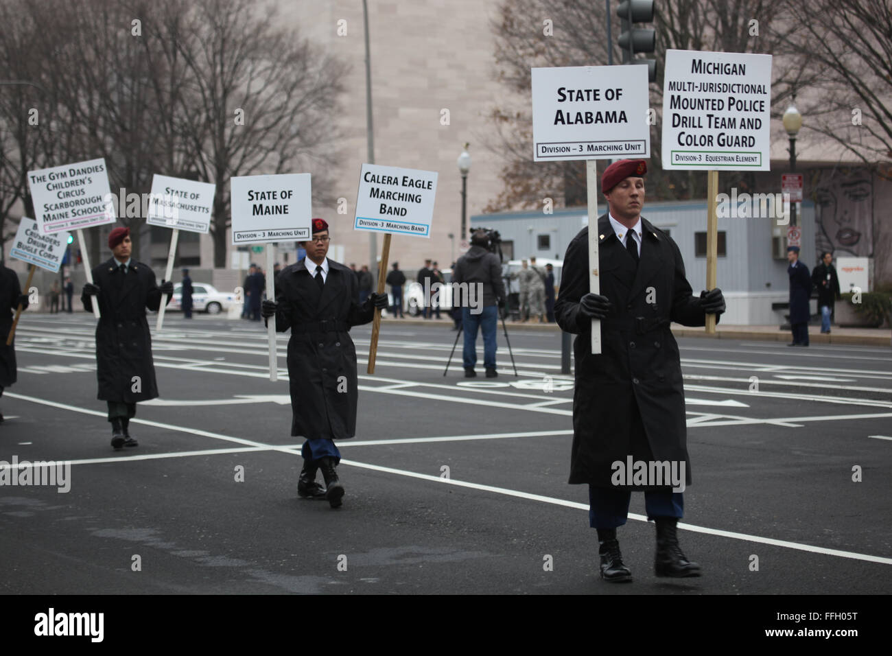 Soldati attaccata alla Joint Task Force - Regione della Capitale Nazionale riposare in luogo della sfilata elementi durante la prova generale del presidential Parata inaugurale a Washington D.C. Foto Stock